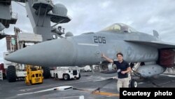 台湾TVBS新闻部军事记者在“环太军演”采访间隙。(照片顾上钧本人提供)