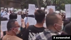 2022年7月14日,中国西安烂尾楼业主在银监局门口抗议。(推特视频截图)