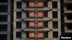 资料照:河北省唐山一处没有完工的公寓楼工地。