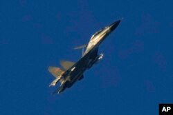 资料照片:2022年8月5日,一架中国J-11军用战斗机飞越台湾海峡附近的福建省平潭。