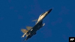 2022年8月5日,在中国福建省平潭,中国歼-11战斗机在台湾海峡附近飞行。