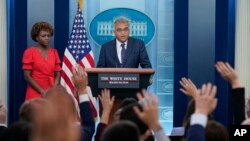 7月21日,白宫新冠病毒应对小组协调人阿什·贾(Ashish Jha)在一次新闻发布会上谈及拜登总统新冠病毒检测阳性。站在他身旁的是白宫新闻发言人卡琳·让-皮埃尔。(美联社照片)