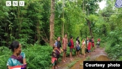 ကျောက်ကြီးမြို့နယ်ထဲမှာ ထွက်ပြေးနေရတဲ့ စစ်ဘေးရှောင်ဒုက္ခသည်များ ( Photo: KNU)