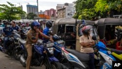 斯里兰卡科伦坡,斯里兰卡人在一个加油站排队等候购买汽油(2022年7月17日)。