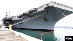 “环太军演”期间,停泊在夏威夷港的“林肯”号航母。(美国之音刘恩民)