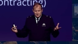 美国空军负责武器装备采购的副助理部长卡梅隆·霍尔特(Cameron Holt)六月底出席“政府合同定价峰会”(Government Contracting Pricing Summit)(照片来源:视频截图)