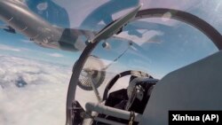 中国新华社发布的视频显示解放军空军参加针对台湾的联合军演。(2022年8月4日)