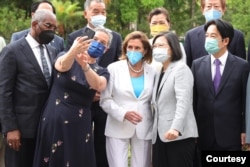 2022年8月3日,美国会众议院议长佩洛西与台湾总统蔡英文和副总统赖清德等人在台北举行会晤。(照片来自蔡英文脸书)