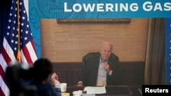 资料照片:感染了新冠病毒的美国总统拜登通过视频连线与他的经济团队开会讨论降低油价等问题。(2022年7月22日)