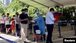 广东深圳市民排队接受新冠病毒核酸检测。(2022年7月21日)