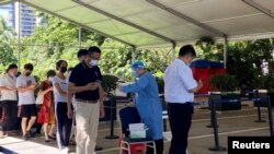 广东深圳市民排队接受新冠病毒核酸检测。(2022年7月21日)