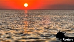 Світлина поширена болгарським військово-морським флотом 1 липня 2022 року, на якій видно виявлену тій частині Чорного моря протикорабельну міну, яку болгарські військові знищили.