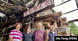 香港志记鎅木厂第二代传人王鸿权(右一)、弟弟王鸿强(右二)、妹妹王美娇(左一)与他们的姪女、木厂第三代传人黄雯妮,希望保留超过70年的木厂招牌 (美国之音/汤惠芸)