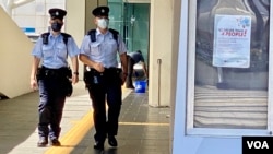 香港男团Mirror 红馆演唱会,7月28日第四场发生大型LED屏幕下堕伤人事故后,警方重案进行调查,8月1日下午有军装警员在红馆外巡逻。 (美国之音汤惠芸)