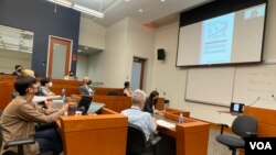 台湾中央研究院研究团队2022年7月9日在美国乔治华盛顿大学举行的北美台湾研究协会年会介绍“与台湾和中国接触的经济影响“报告(美国之音锺辰芳拍摄)