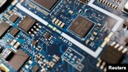 资料照:一片电路板上的半导体芯片。