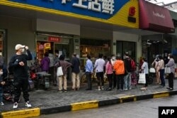 上海长宁区市民排队等候进入一家超市。(2022年5月29日)