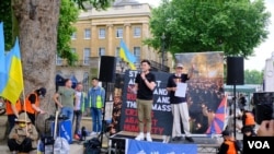 2022年6月4日在伦敦举行的六四事件纪念集会上,支持香港,西藏与乌克兰的示威者分别上台发言。 (美国之音/郑乐捷)