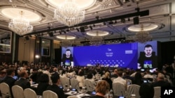 第19届国际战略研究所(International Institute for Strategic Studies)香格里拉对话6月10日至12日在新加坡香格里拉酒店举行。图为乌克兰总统作为特邀嘉宾在11日的讨论会上通过视频发言。-美联社照片