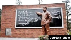 黄万里塑像--2013 年塑於西南交大犀浦校区 (黄万里研究基金提供图片)