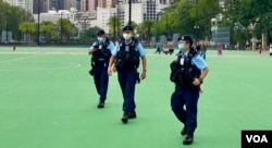 6月3日下午康文署围封铜锣湾维园足球场前,多名穿着反恐战术背心的警员在场巡逻 (美国之音/汤惠芸)