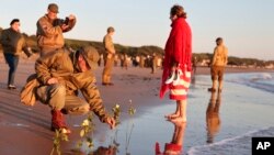 ဒုတိယကမ္ဘာစစ်တွင်းက ကမ်းတက်တိုက်ပွဲအထိမ်းအမှတ်ဆင်နွဲသူများက ပြင်သစ်နိုင်ငံ၊ နော်မဲန်ဒီ အိုမာဟာကမ်းခြေမှာ ၇၈ နှစ်မြောက်အထိမ်းအမှတ်ဆင်နွဲနေကြစဉ်။ (ဂျွန် ၆၊ ၂၀၂၂)