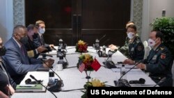 美中国防部长在新加坡香格里拉进行会谈(2022年6月10日)