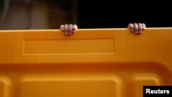 上海封城后,围栏上方有一双孩子的手。(2022年3月26日)