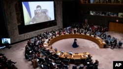 На фото: Виступ президента України Володимира Зеленського під час засідання Ради безпеки ООН щодо російської війни в Україні, 5 квітня 2022 (AP Photo/John Minchillo)