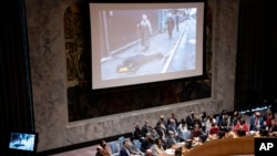 在联合国安理会会议期间播放的乌克兰惨遭战火蹂躏平民陈尸街头的视频。(2022年4月5日)