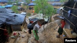 ဘင်္ဂလားဒေ့ရှ် ကော့ဇ်ဘဇားက ကုတုပလောင် ဒုက္ခသည်စခန်းတွင်း မိုးရွာသွန်းနေတဲ့မြင်ကွင်း။