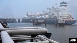 Плавучий блок зберігання та регазифікації Hoegh Esperanza біля термінала Uniper LNG у Німеччині, 17 грудня 2022 р. Перший термінал ЗПГ був побудований у рекордно короткий термін, адже Німеччина прагнула адаптуватися до життя без російських енергоносіїв. (Фото: Michael Sohn/AFP)