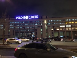 位于莫斯科的普京大外宣“今日俄罗斯”传媒集团总部,夜晚仍然工作,灯火通明。当地过去也是俄新社和苏联通讯社所在。(美国之音白桦拍摄)