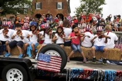 资料照:美国维吉尼亚州一个小镇的孩子们参加庆祝美国独立日的街头活动。(2015年7月4日)