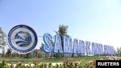 在乌兹别克斯坦城市撒马尔罕举行上海合作组织峰会前夕,撒马尔罕2022年字母雕塑。(路透社照片/乌兹别克斯坦外交部提供)