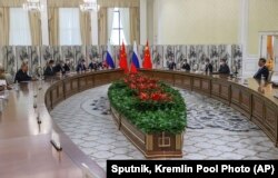 中国领导人习近平(右一)与俄罗斯总统普京(左一)在乌兹别克斯坦撒马尔罕出席上海合作组织峰会期间举行会谈。(2022年9月15日)