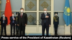 中国国家主席习近平和哈萨克斯坦总统托卡耶夫在哈萨克斯坦首都努尔苏丹会晤时合影。(2022年9月14日)