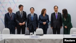 图为在泰国巴厘出席APEC峰会的美国盟国领导人在会议期间就朝鲜又一次试射洲际弹道导弹事件举行紧急磋商。从左至右:澳大利亚总理阿尔巴尼斯(Anthony Albanese)、加拿大总理特鲁多(Justin Trudeau)、日本首相岸田文雄(Fumio Kishida)、美国副总统哈里斯(Kamala Harris)、韩国总理韩德洙(Han Duck-soo)以及新西兰总理阿德恩(Jacinda Kate Laurell Ardern)。