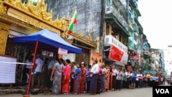 2015年缅甸大选,仰光民众踊跃投票。昂山素季的民盟取得了压倒性胜利。(2015年11月8日,美国之音朱诺拍摄)