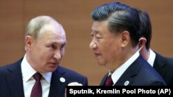 中国领导人习近平与俄罗斯总统普京在乌兹别克斯坦撒马尔罕出席上海合作组织首脑会议期间交谈。(2022年9月16日)