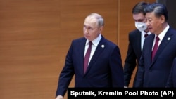 中国领导人习近平与俄罗斯总统普京在乌兹别克斯坦撒马尔罕出席上海合作组织首脑会议期间并肩而行。(2022年9月16日)