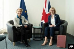 英国首相特拉斯与 欧盟委员会主席冯德莱恩在纽约联合国总部举行会晤。(2022年9月21日)