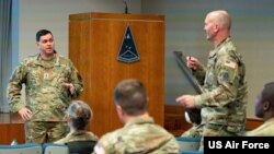 美国太空军副作战部长萨尔茨曼中将(Lt.General Chance Saltzman,左)2022年4月在太空军一个部门主管官员会议上发言。(美国太空军照片)
