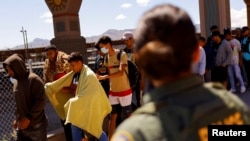 穿越墨西哥边境进入美国的移民在德克萨斯州被拘留(2022年9月14日)