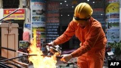 Một thợ điện sửa cáp điện trên một con phố ở Hà Nội, 2/12/2020.