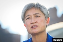 澳大利亚外交部长黄英贤在纽约出席联合国大会期间在记者会上讲话。(2022年9月20日)