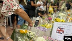 香港市民9月19日英国驻港总领事馆最后一日安排悼念英女皇伊利沙伯二世,到领事馆外献花 (美国之音/汤惠芸)