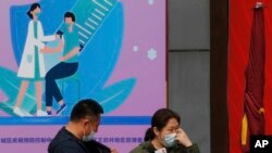 北京民众排队等候接种新冠疫苗(2021年4月21日)