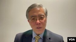 美国艾德非大学文理学院院长及政治学教授王维正2022年11月15日在乔治华盛顿大学接受美国之音采访(美国之音锺辰芳拍摄)