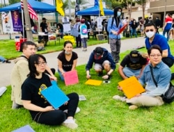 参加声援活动者制作力撑香港永久连侬墙的标牌。(洛杉矶巴恩斯公园,美国之音2020年10月24日)